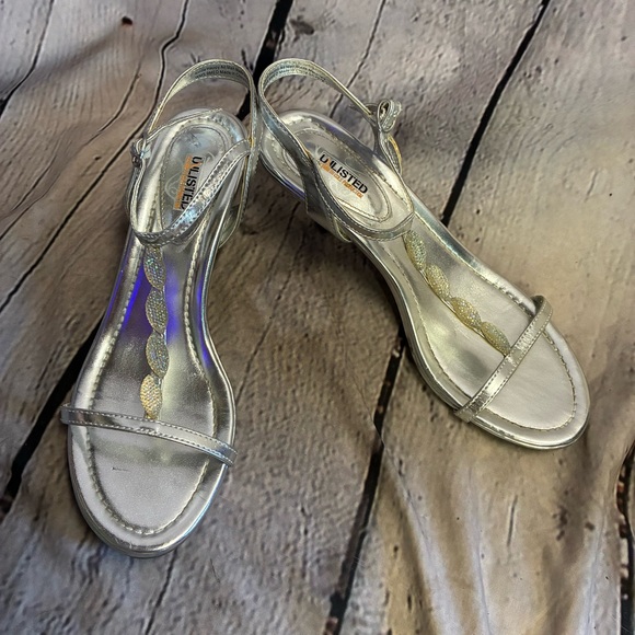 Unlisted Kenneth Cole Womens Kinda Happy Silver Kitten Heel Strappy Sandals Sz 9 - Picture 1 of 13
